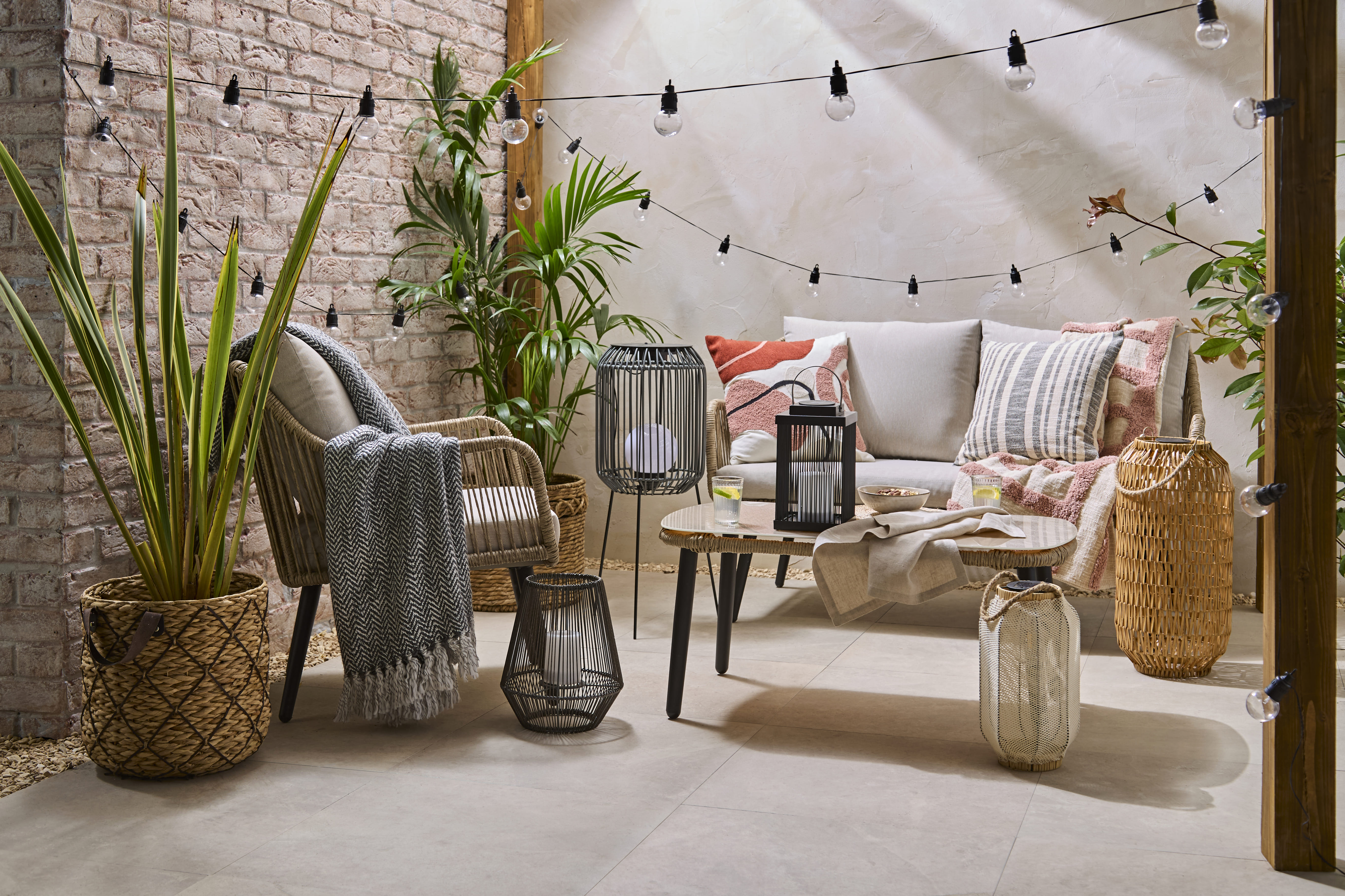 Rattan outdoor lifestyle panorama, daytime